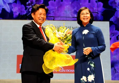 Đồng chí Nguyễn Thị Thu Hà - Ủy viên TƯ Đảng, Phó Bí thư Thành ủy TPHCM tặng hoa đồng chí Trần Thế Tuyển - Tổng Biên tập Báo SGGP. Ảnh: An Dung Đồng chí Nguyễn Thị Thu Hà - Ủy viên TƯ Đảng, Phó Bí thư Thành ủy TPHCM tặng hoa đồng chí Trần Thế Tuyển - Tổng Biên tập Báo SGGP. Ảnh: An Dung